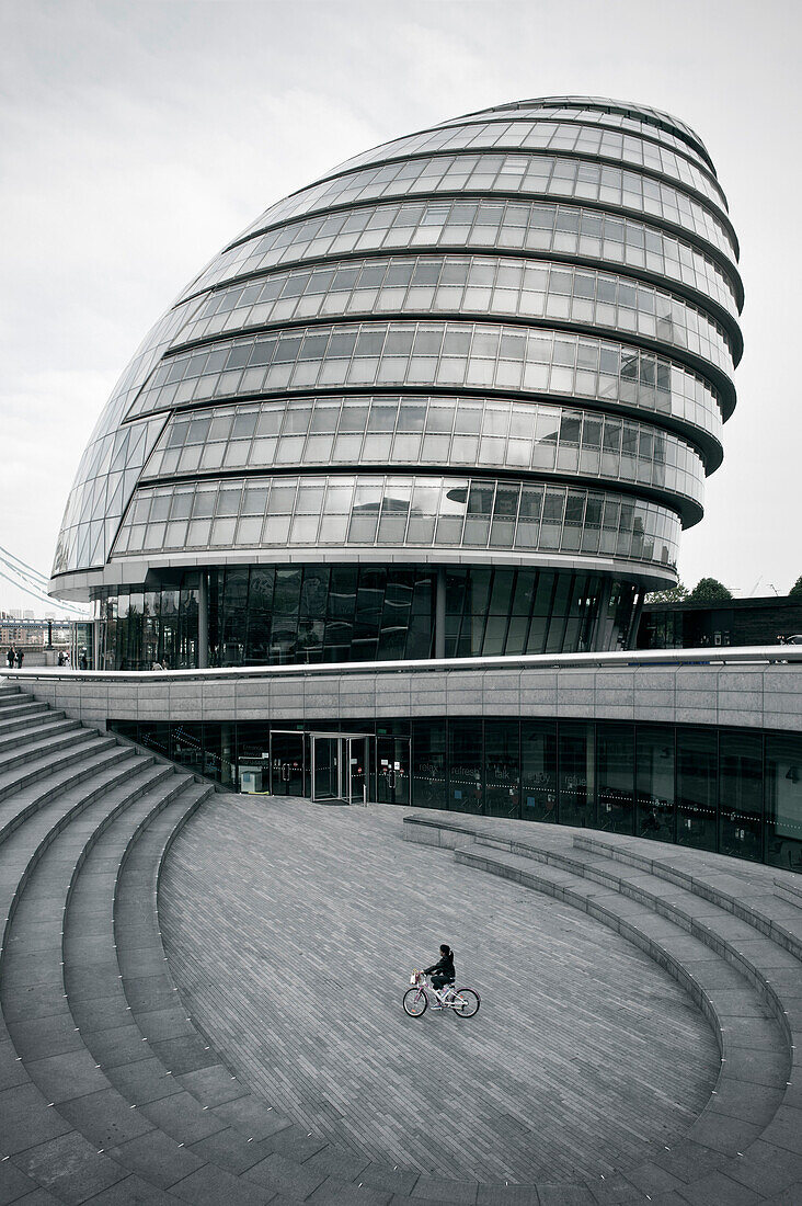 Kind fährt Fahrrad am Vorplatz der City Hall, Designer Norman Foster, Southwark, City of London, England, UK