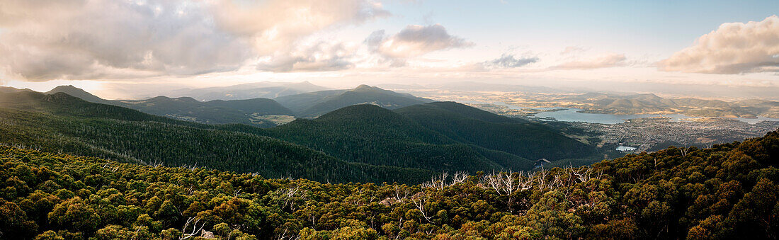 Panorama Aussicht vom Mount Wellington, Wildnis und Stadt, Fluss Derwent, Hobart, Tasmanien, Australien