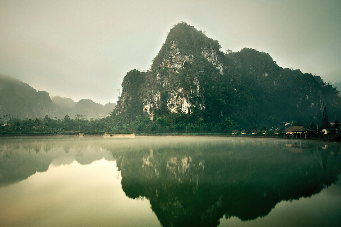 Höhlen der Pathet Lao, Nebel über See, Geschichte Kommunismus, Vieng Xai bei Sam Neua, Hochland, Laos