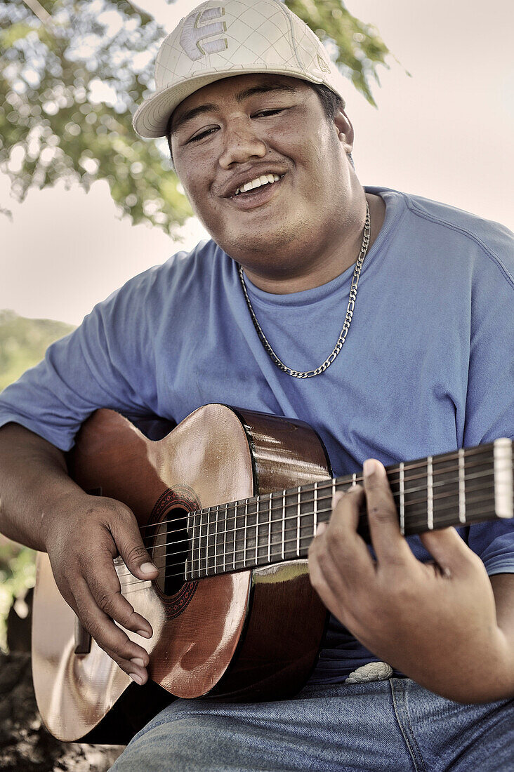 Junger Samoaner spielt Gitarre in einem Park, Apia, Upolu, Samoa, Südsee