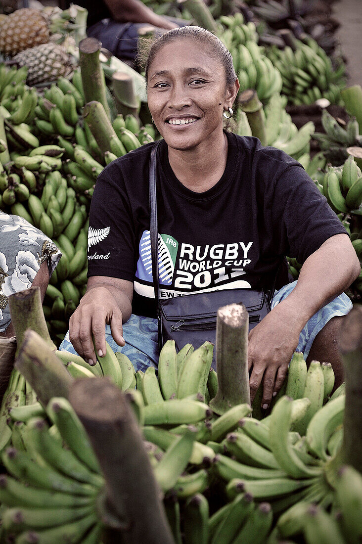 Faafafine verkauft Früchte am Markt, faafafine sind Männer die als Frauen erzogen werden, Apia, Upolu, Samoa, Südsee