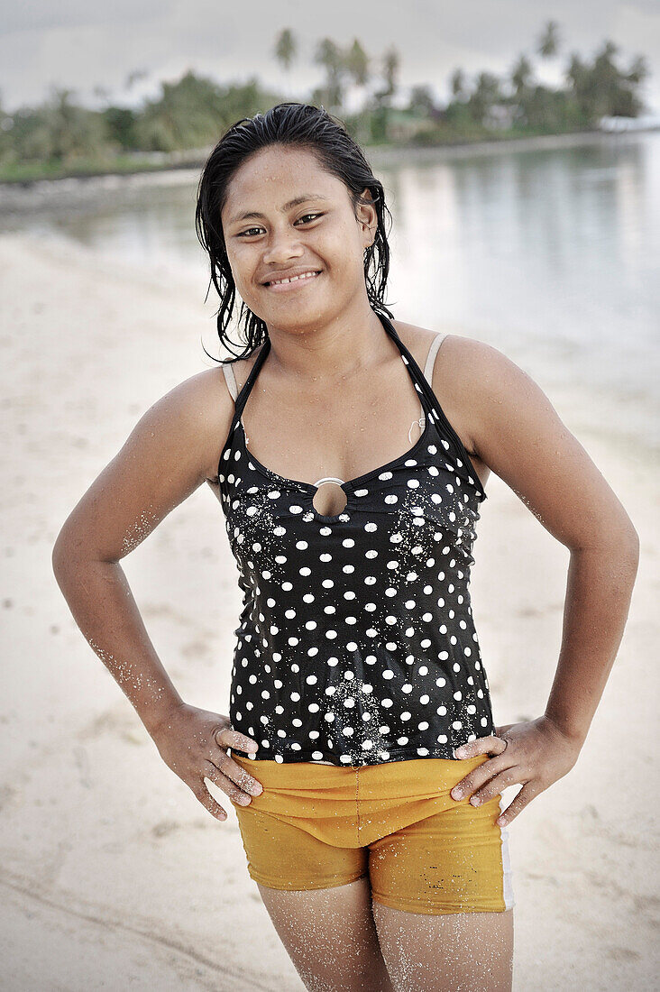 Porträt junge Samoanerin am Strand, Return to Paradise Beach, Upolu, Samoa, Südsee