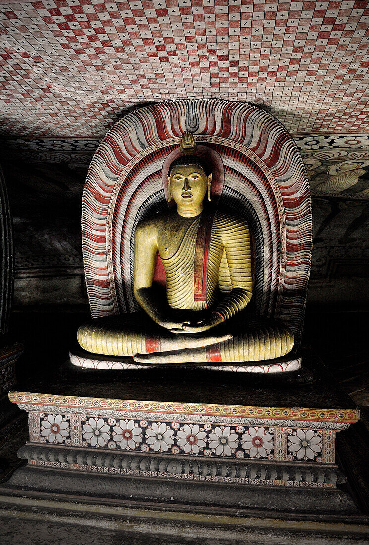 Buddha Statue im Felsentempel von Dambualla, kulturelles Dreieck, UNESCO Weltkulturerbe, Sri Lanka