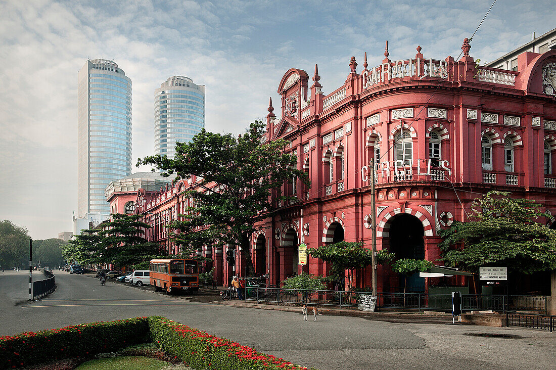 Koloniale Architektur und  Wolkenkratzer des World Trade Center in Hauptstadt Colombo, Sri Lanka