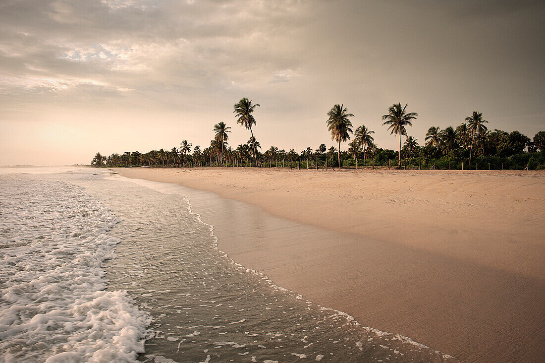 Strand mit Stacheldraht in den Morgenstunden, Nilaveli Beach, tamilische Provinz, Sri Lanka, beliebtester Strand der Einheimischen