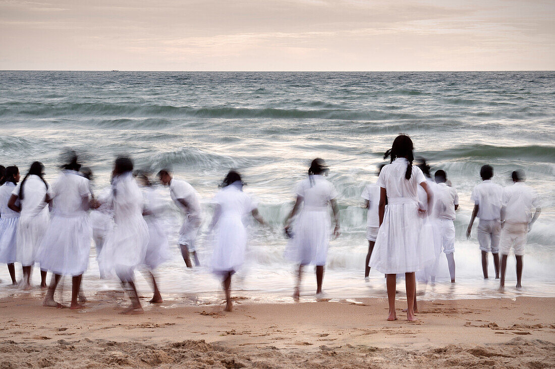 Tamilische Schulkinder beim Baden am Strand Galle Face Green in Hauptstadt Colombo, Sri Lanka, Langzeitbelichtung