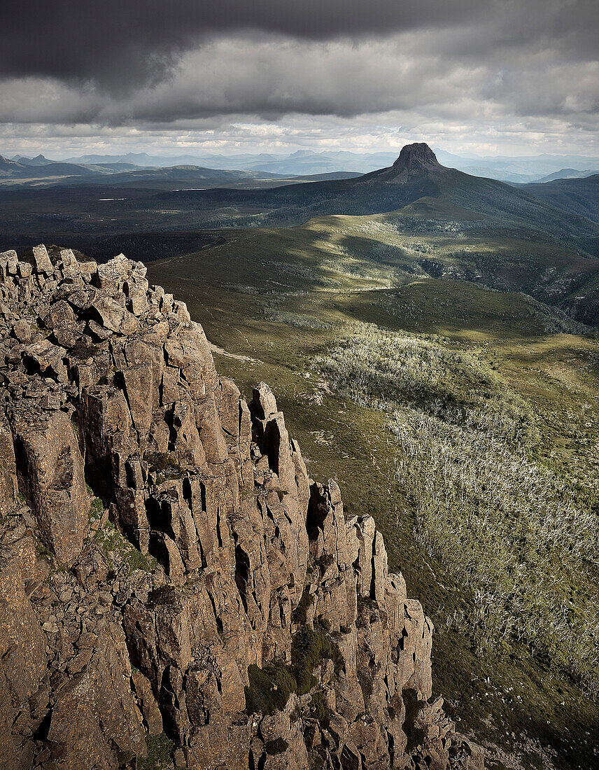 Am Gipfel des Cradle Mountain, Blick zum Barn Bluff, Cradle Mountain Lake St Clair Nationalpark, Tasmanien, Australien