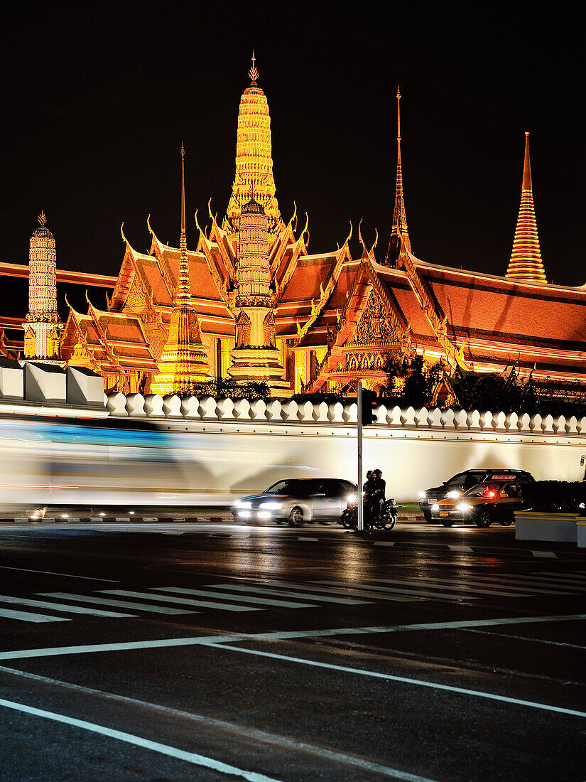 Golden erleuchtet Königspalast, Wat Phra Kaew, bei Nacht, Bangkok, Thailand