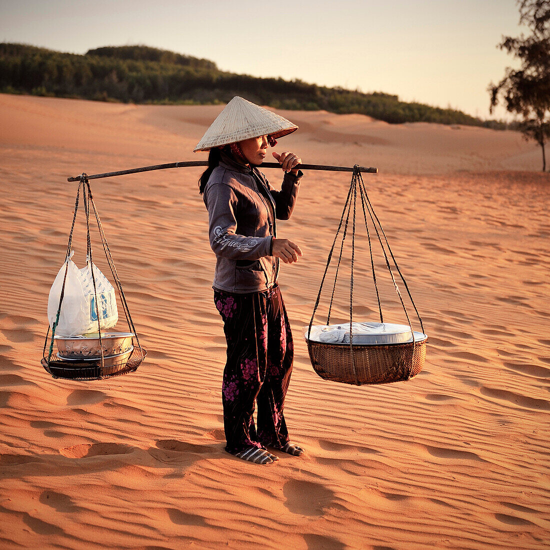 Einheimische Vietnamesin mit mobilem Essensstand, Rote Sanddünen, Mui Ne, Binh Thuan, Vietnam