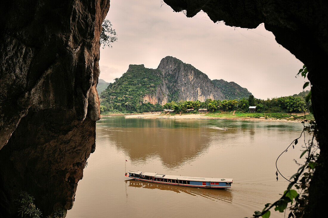 Boot bei den Höhlen von Pak Ou am Mekong Fluss, Luang Prabang, Laos