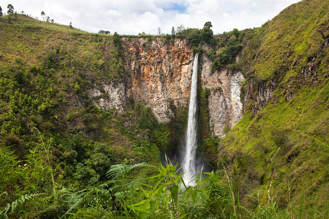 Wasserfall Sipiso-piso bei Berastagi und dem Toba See in der indonesischen Provinz Nordsumatra, Insel Sumatra, Indonesien, Südostasien