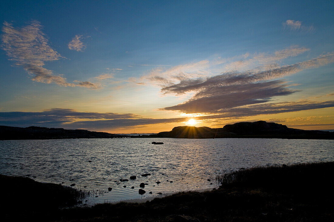 Küste in der Nähe von Smögen bei Sonnenuntergang, Bohuslän, Schweden