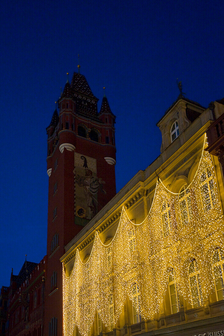 Rathaus mit Weihnachtsdekoration bei Nacht, Basel, Schweiz