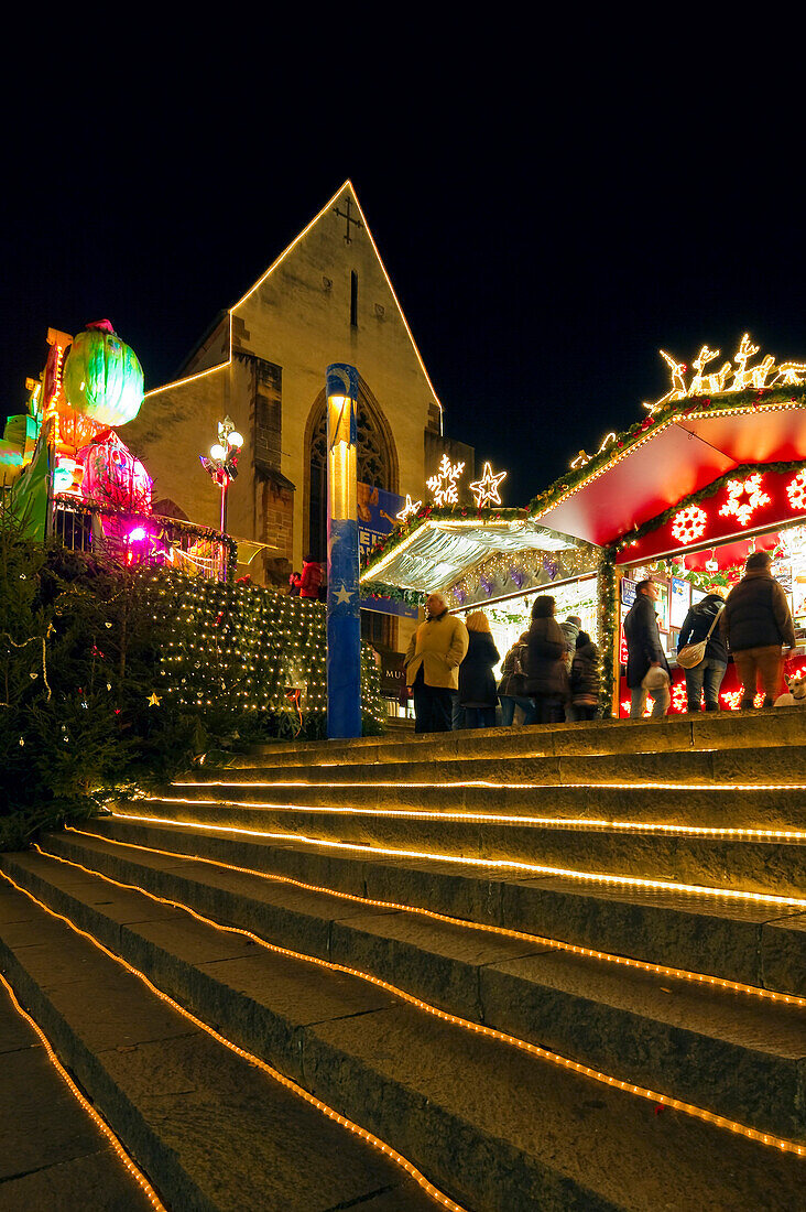 Weihnachtsmarkt mit Weihnachtsbeleuchtung, Basel, Schweiz