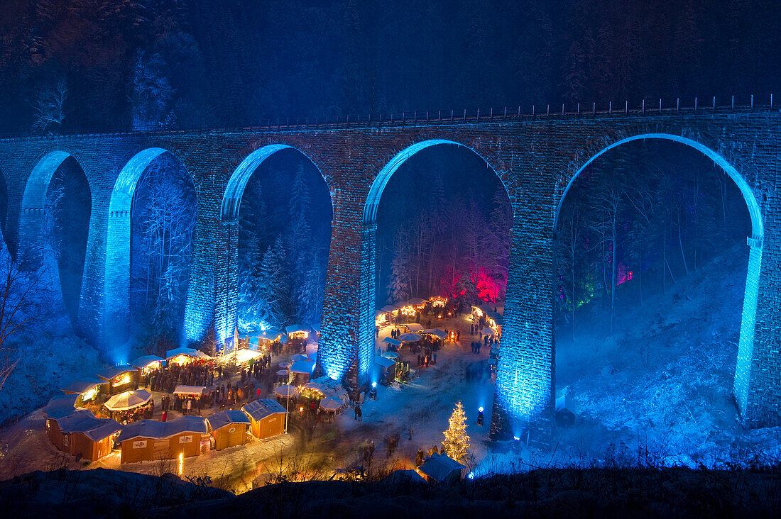 Christmas market in the Ravenna gorge, Ravenna bridge in the background, near Hinterzarten, Black Forest, Baden-Württemberg, Germany