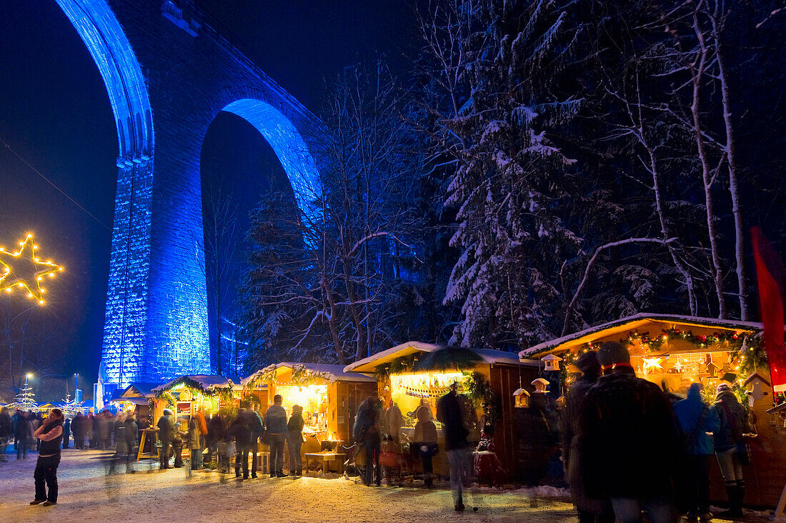Weihnachtsmarkt in der Ravennaschlucht, Ravennabrücke im Hintergrund, in der Nähe von Hinterzarten, Schwarzwald, Baden-Württemberg, Deutschland