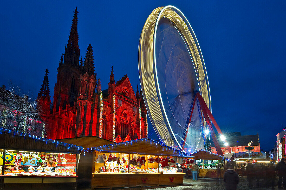 Riesenrad, Weihnachtsmarkt und Altstadt, Temple Saint-Etienne im Hintergrund, Mülhausen, Elsass, Frankreich