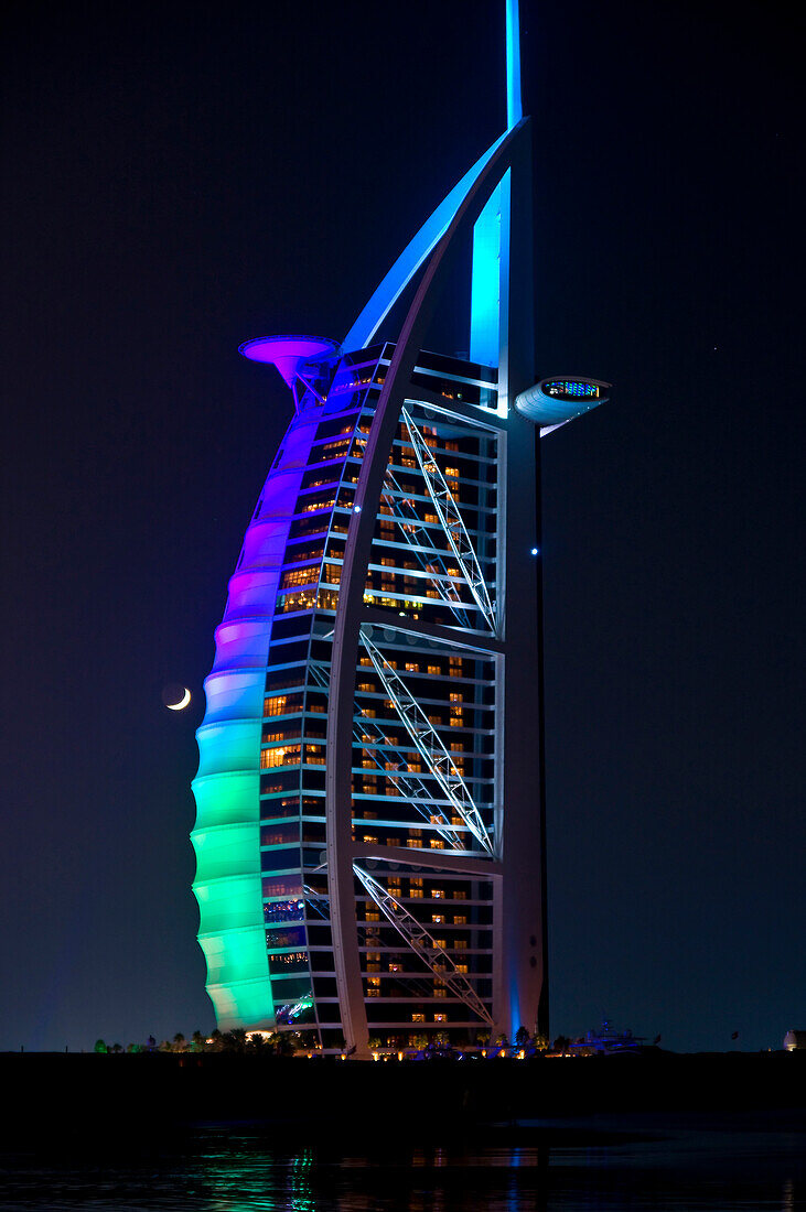 Beleuchtete Burj al Arab bei Nacht, Dubai, Vereinigte Arabische Emirate