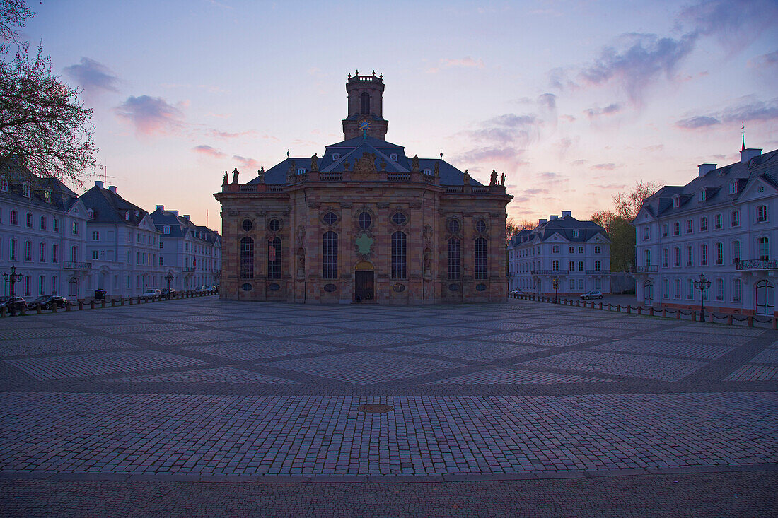 Barockensemble Ludwigskirche und Ludwigsplatz in der Dämmerung, Alt-Saarbrücken, Saarbrücken, Saarland, Deutschland, Europa