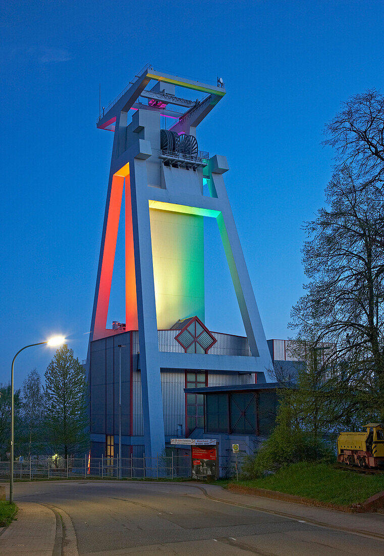 Lichtinstallation am Förderturm des ehemaligen Kohlebergwerks Göttelborn, Europas höchster Förderturm, Saarland, Deutschland, Europa