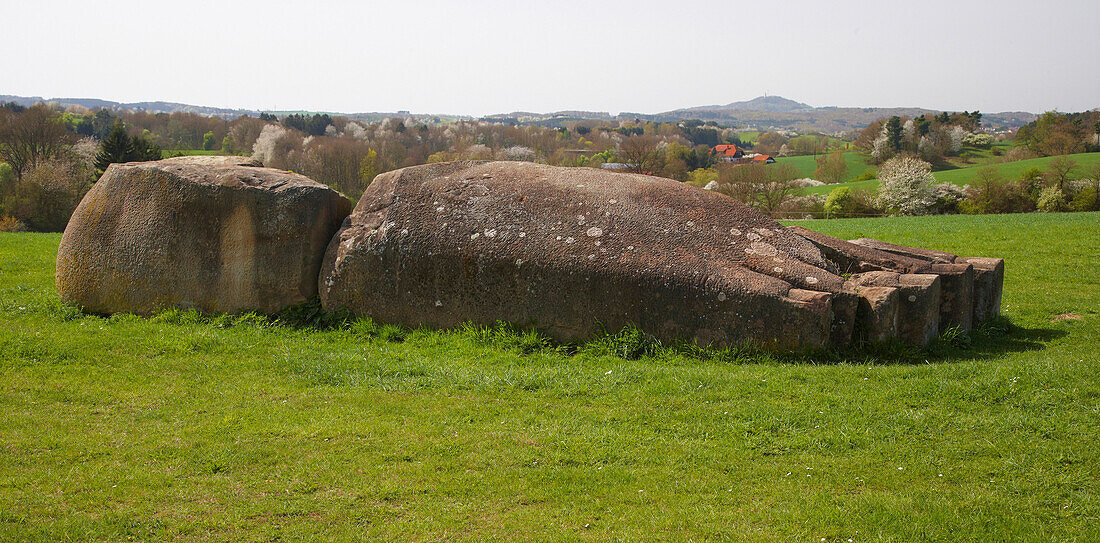 Verwitterte Skulptur auf einer Wiese, Straße der Skulpturen, St. Wendeler Land, Saarland, Deutschland, Europa