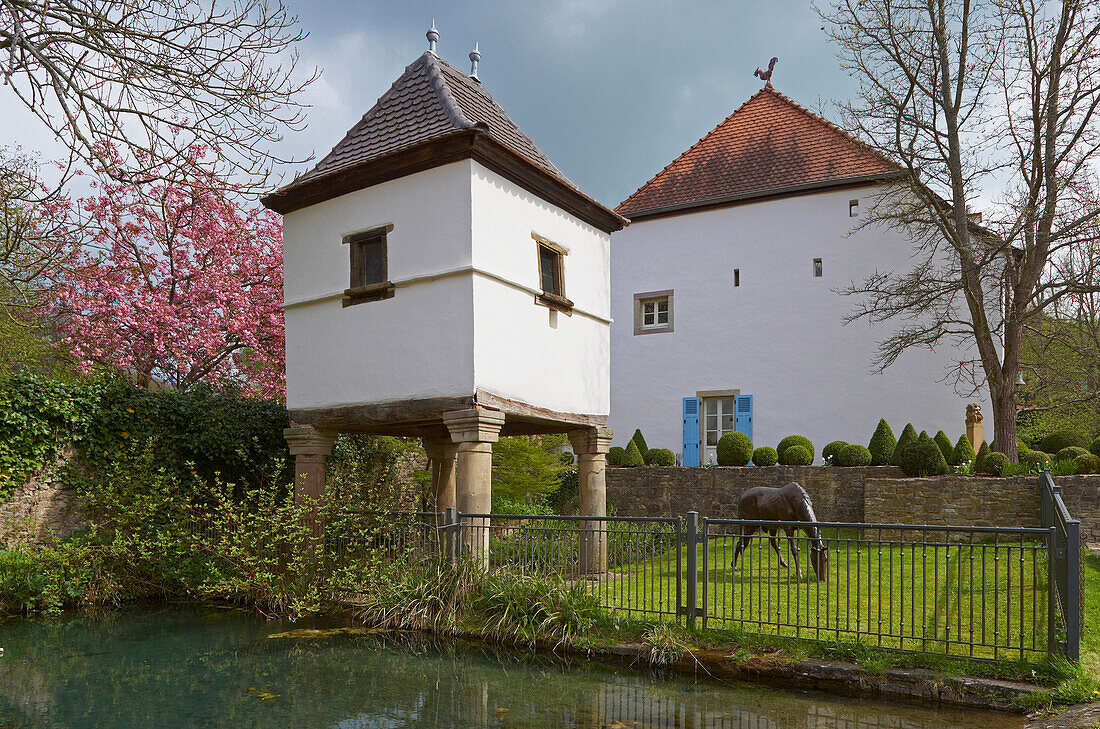 Taubenhaus in Gräfinthal im Frühling, Mandelbachtal, Bliesgau, Saarland, Deutschland, Europa