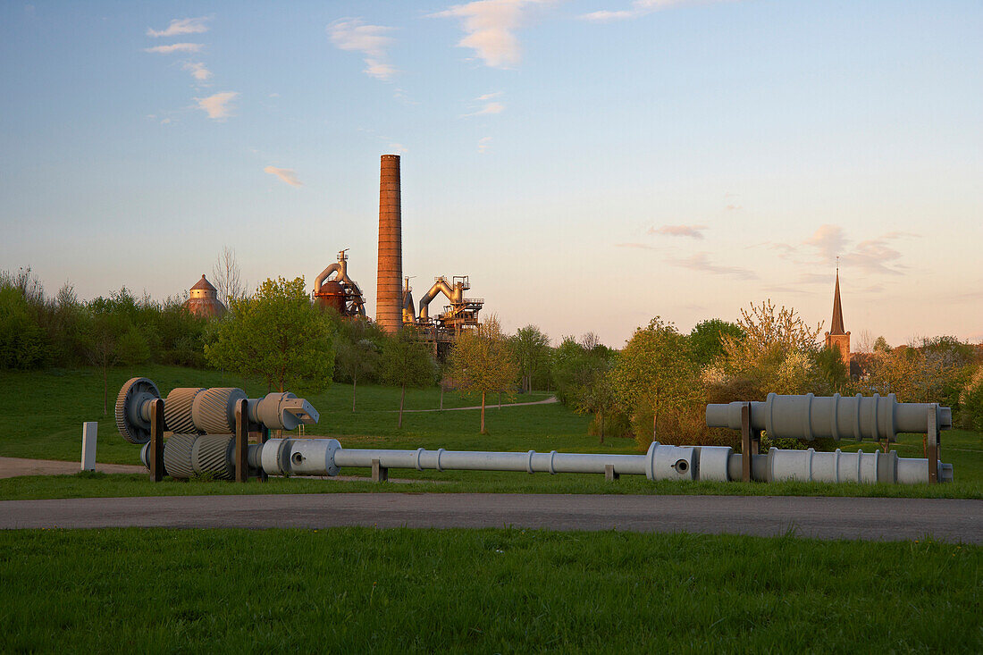 Altes Hüttenareal in der Abenddämmerung, Neunkirchen, Saarland, Deutschland, Europa