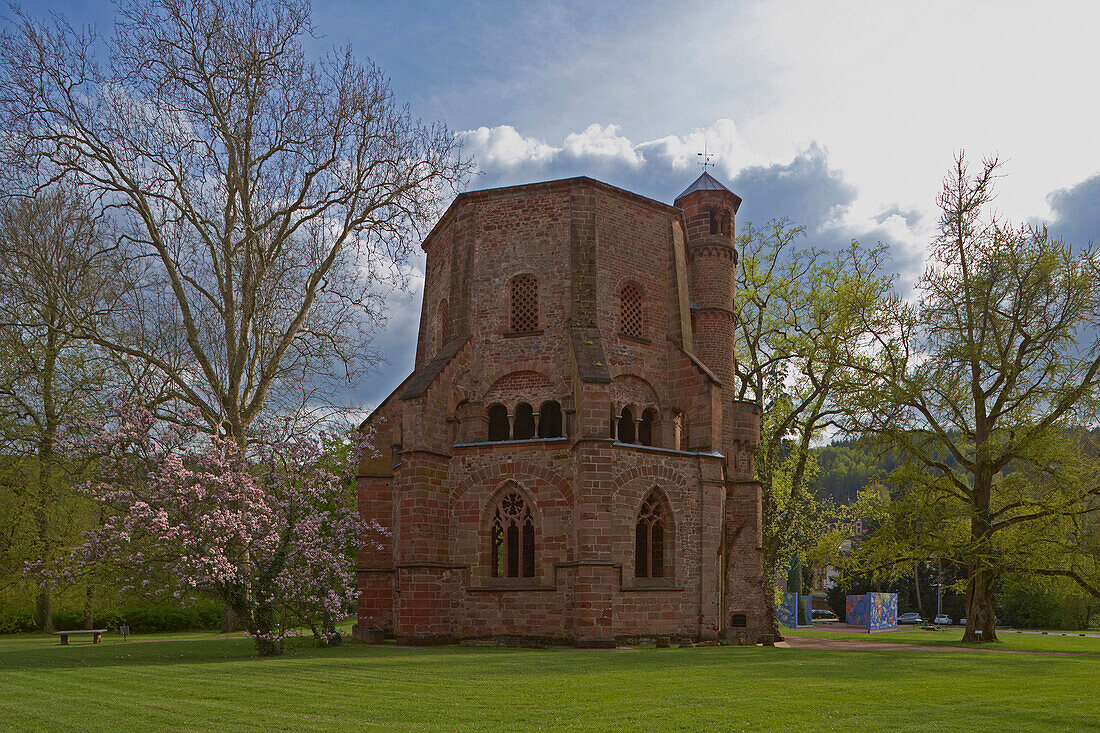 Alter Turm im Park der Alten Abtei, Erlebniszentrum Villeroy &amp,amp; Boch, Mettlach, Saarland, Deutschland, Europa