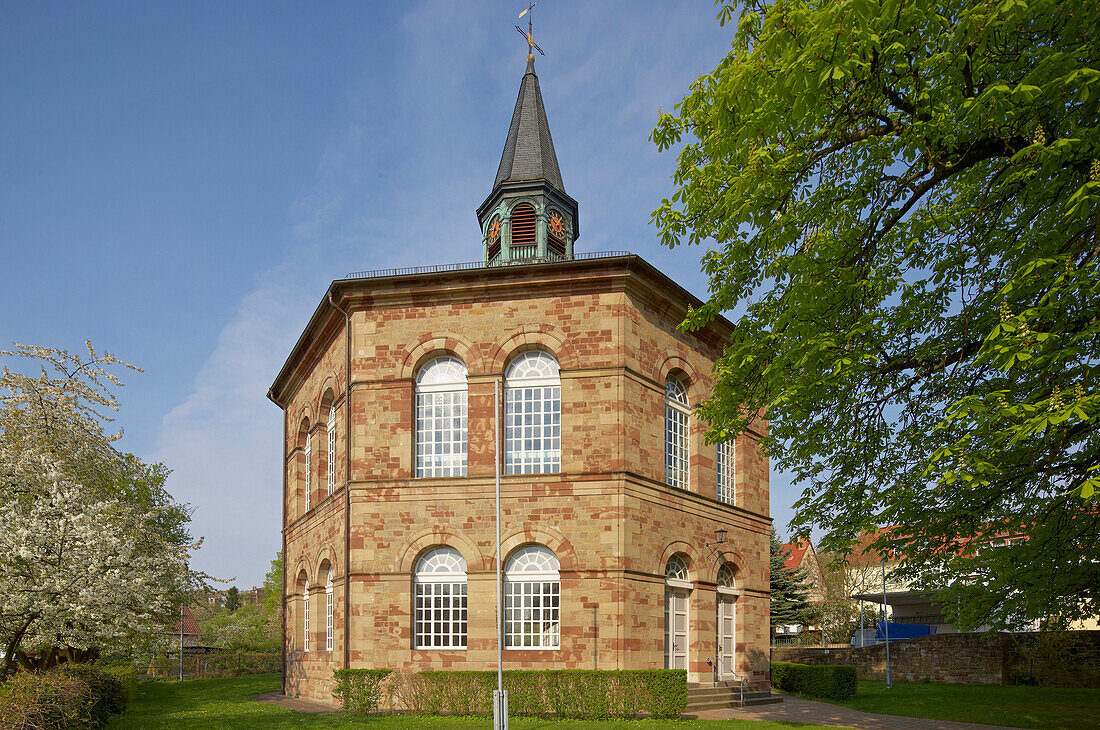 Blick auf evangelische Kirche in Bischmisheim, Saarland, Deutschland, Europa