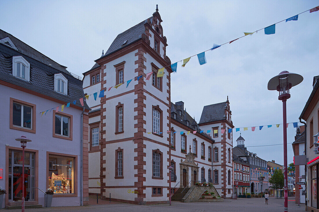 Altes Rathaus in der Altstadt am Abend, Merzig, Saarland, Deutschland, Europa