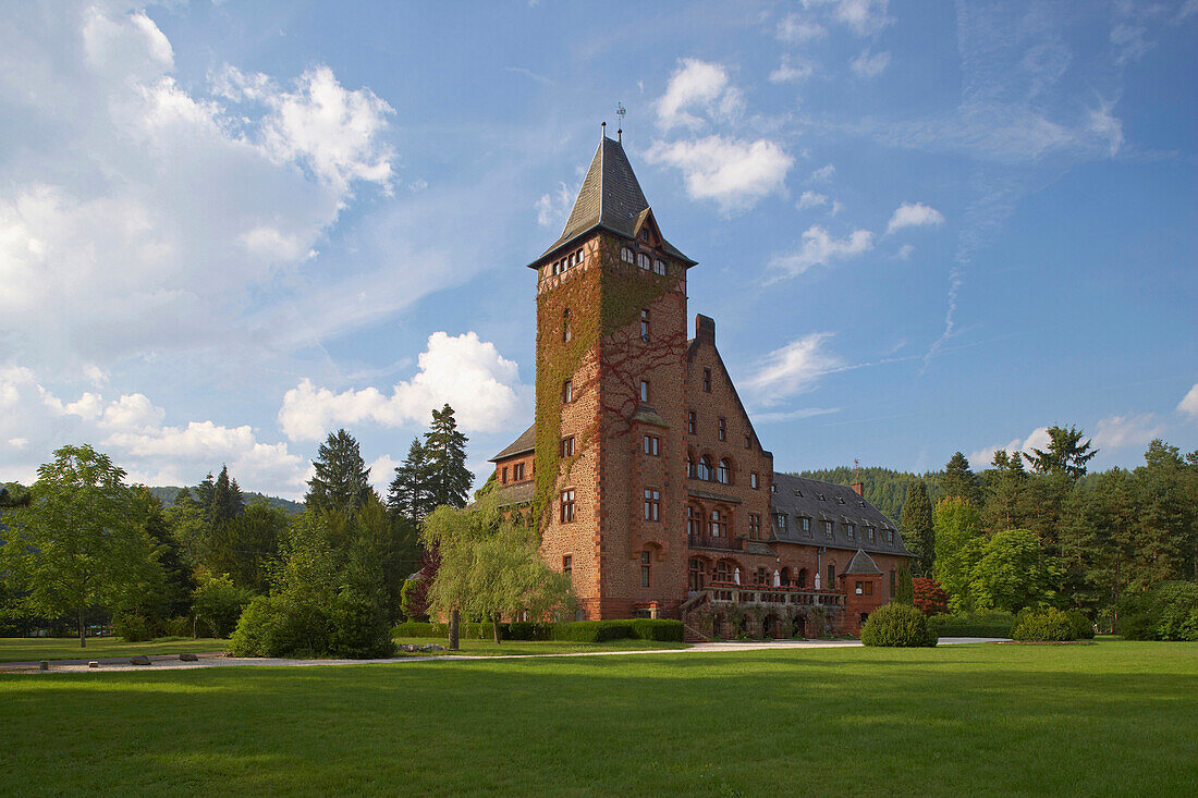 Hotel Restaurant Schloß Saareck unter weissen Wolken, Saar, Mettlach, Saarland, Deutschland, Europa