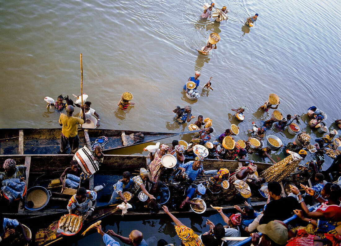 Traders selling to passengers on River Niger, Mali, Africa