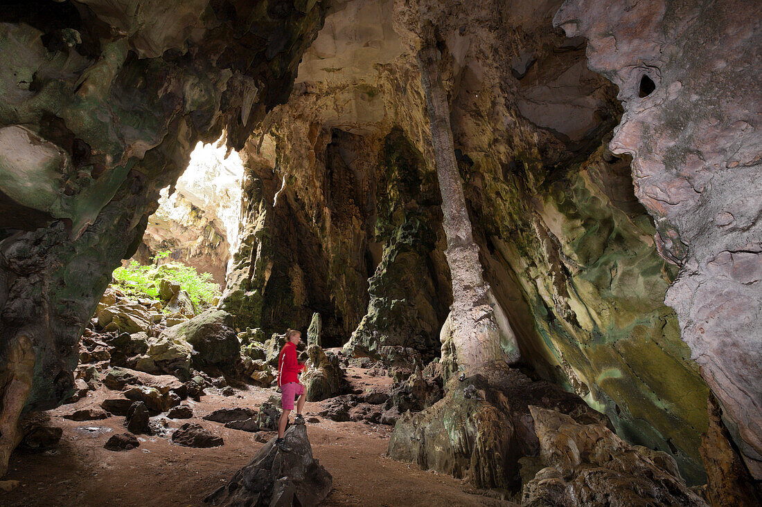 Tourist in der Kotilola Hoehle, Baliem Valley, West Papua, Papua Neuguinea, Neuguinea, Ozeanien