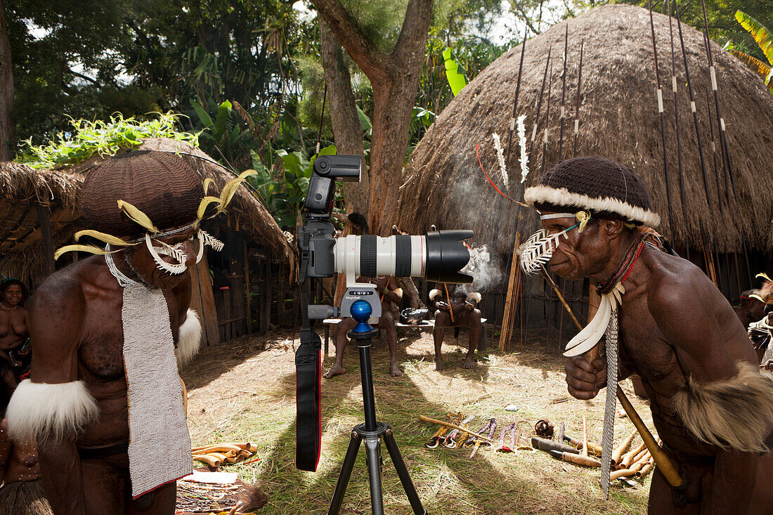 Dani Krieger bestaunen Kamera, Baliem Valley, West Papua, Indonesien