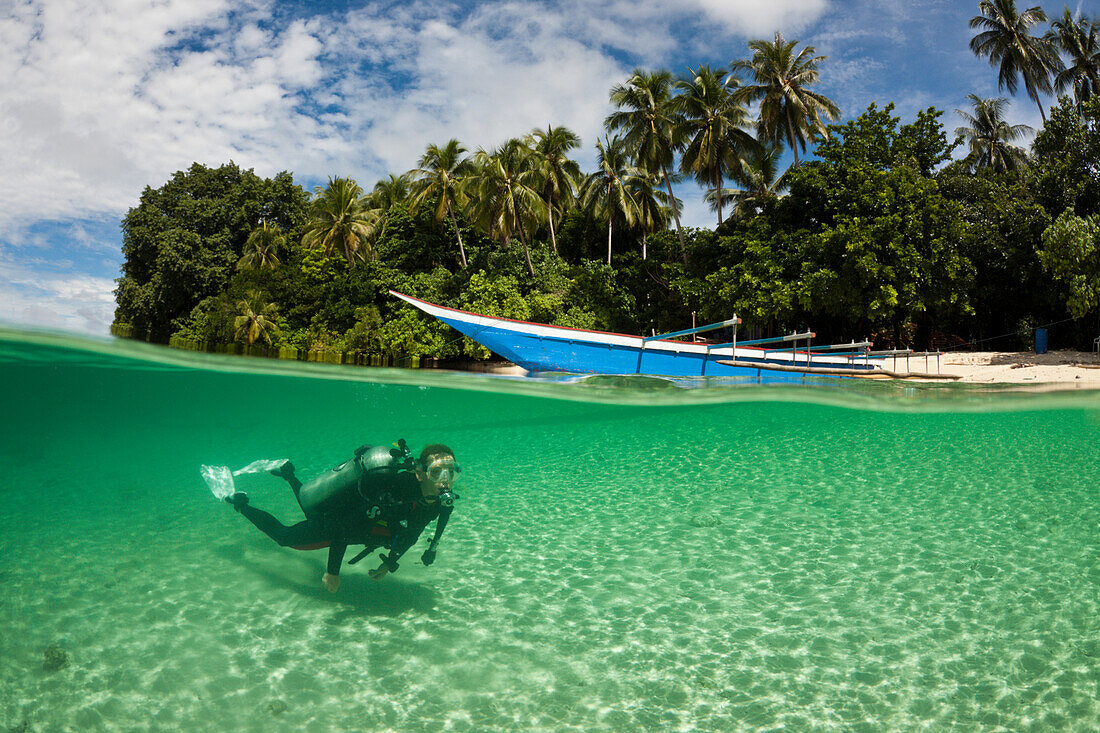 Taucher in der Lagune der Insel Ahe, Cenderawasih Bucht, West Papua, Papua Neuguinea, Neuguinea, Ozeanien