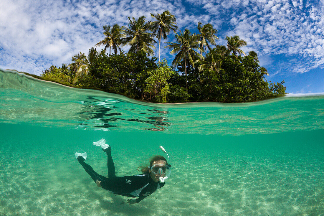 Schnorcheln in der Lagune von Ahe, Cenderawasih Bucht, West Papua, Papua Neuguinea, Neuguinea, Ozeanien