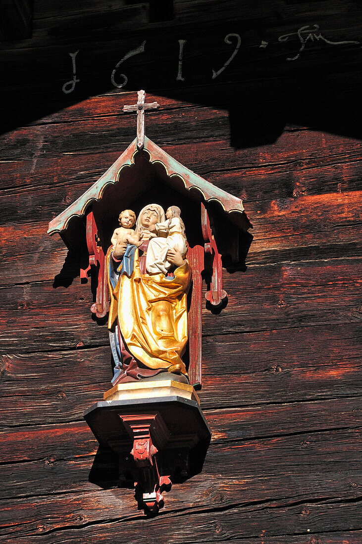 Geschnitzte Madonna an Hausfassade, Gerstruben, Oberstdorf, Allgäuer Alpen, Allgäu, Schwaben, Bayern, Deutschland, Europa