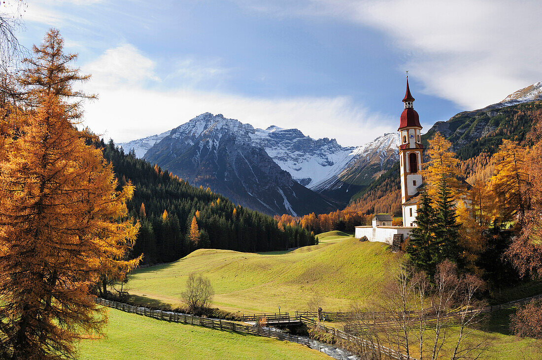 Kirche von Obernberg mit Tribulaungruppe im Hintergrund, Obernberg, Obernberger Tal, Stubaier Alpen, Tirol, Österreich, Europa