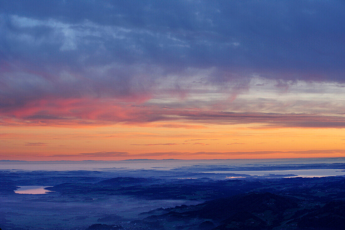 Alpenvorland mit Simssee und Chiemsee im Morgennebel, Blick von Lacherspitze, Wendelsteingebiet, Bayerische Alpen, Oberbayern, Bayern, Deutschland, Europa