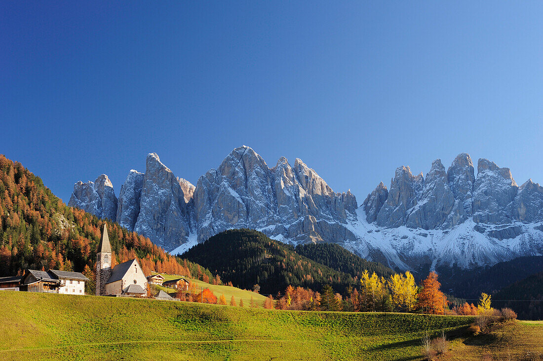 St. Magdalena vor Geislergruppe im Herbst, St. Magdalena, Villnösstal, Dolomiten, UNESCO Weltnaturerbe Dolomiten, Südtirol, Italien, Europa