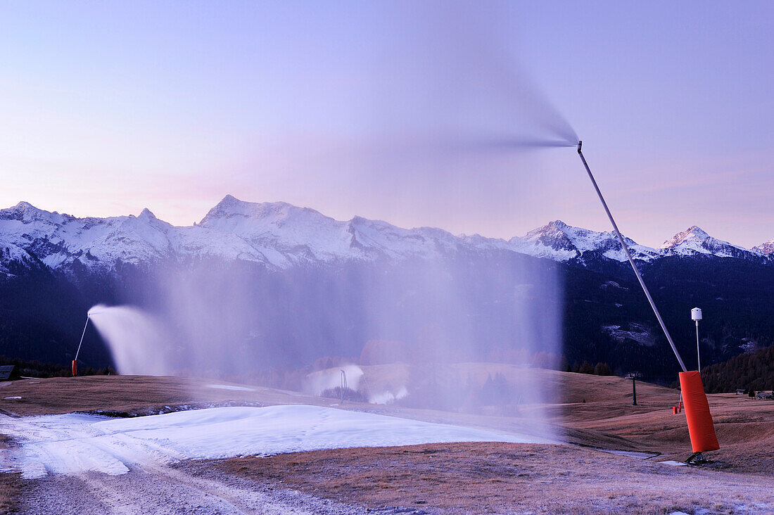 Schneekanonen beschneien schneefreie Piste, Lagoraigruppe im Hintergrund, Fleimstal, Dolomiten, UNESCO Weltnaturerbe Dolomiten, Trentino, Italien, Europa