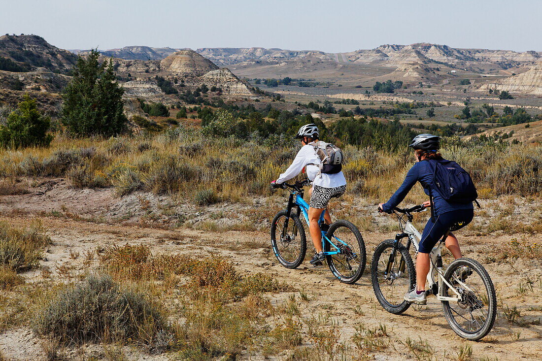 Radfahrer auf dem Maah Daah Hey Trail, Medora, North Dakota, USA