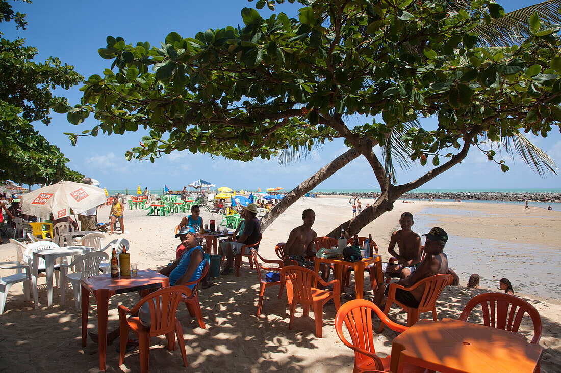 Menschen chillen an einer Strandbar am Strand von Olinda, nahe Recife, Penambuco, Brasilien, Südamerika