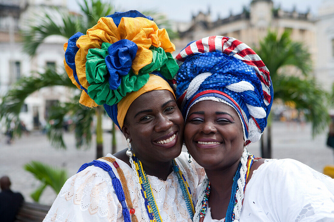 Zwei freundliche Brasilianerinnen in traditioneller Tracht mit Kopfschmuck, Salvador da Bahia, Bahia, Brasilien, Südamerika