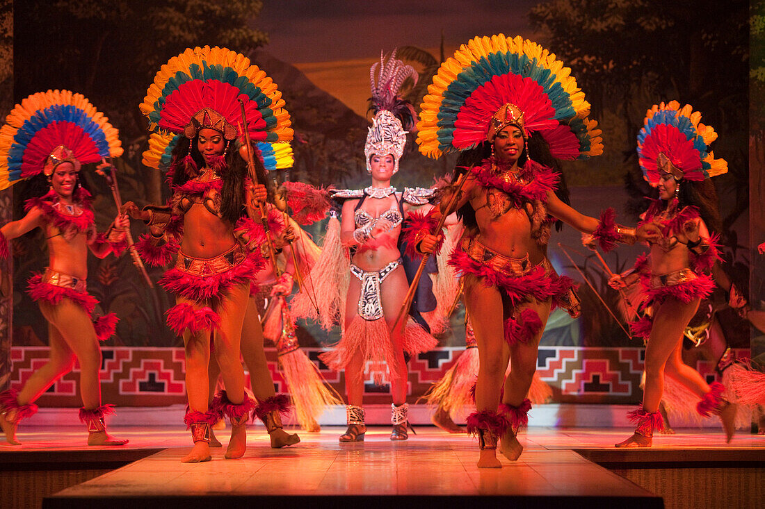 Tänzerinnen in farbenfrohen Kostümen bei einer Samba und Folklore Show im Variete Plataforma 1 Theater, Rio de Janeiro, Rio de Janeiro, Brasilien, Südamerika
