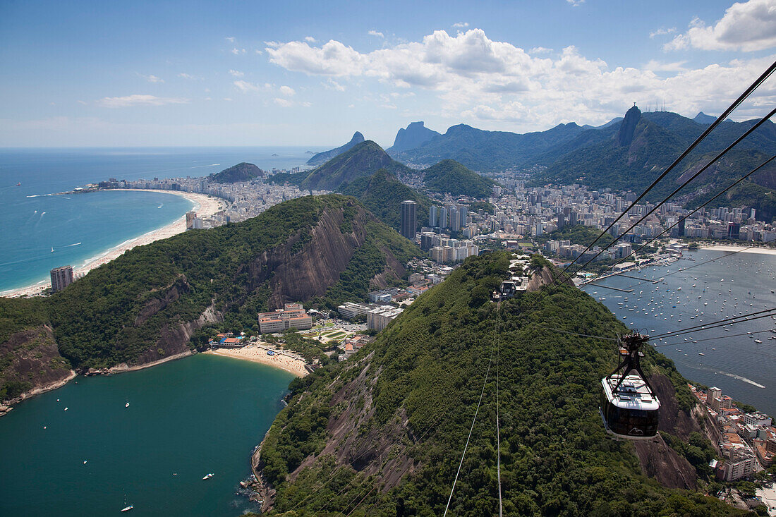 Blick vom Zuckerhut auf die Stadt mit Sky Gondola Seilbahn, Rio de Janeiro, Rio de Janeiro, Brasilien, Südamerika