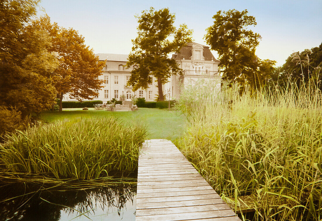 Teich mit Steg vor Zieten Haus, Wustrau, Brandenburg, Deutschland, Europa