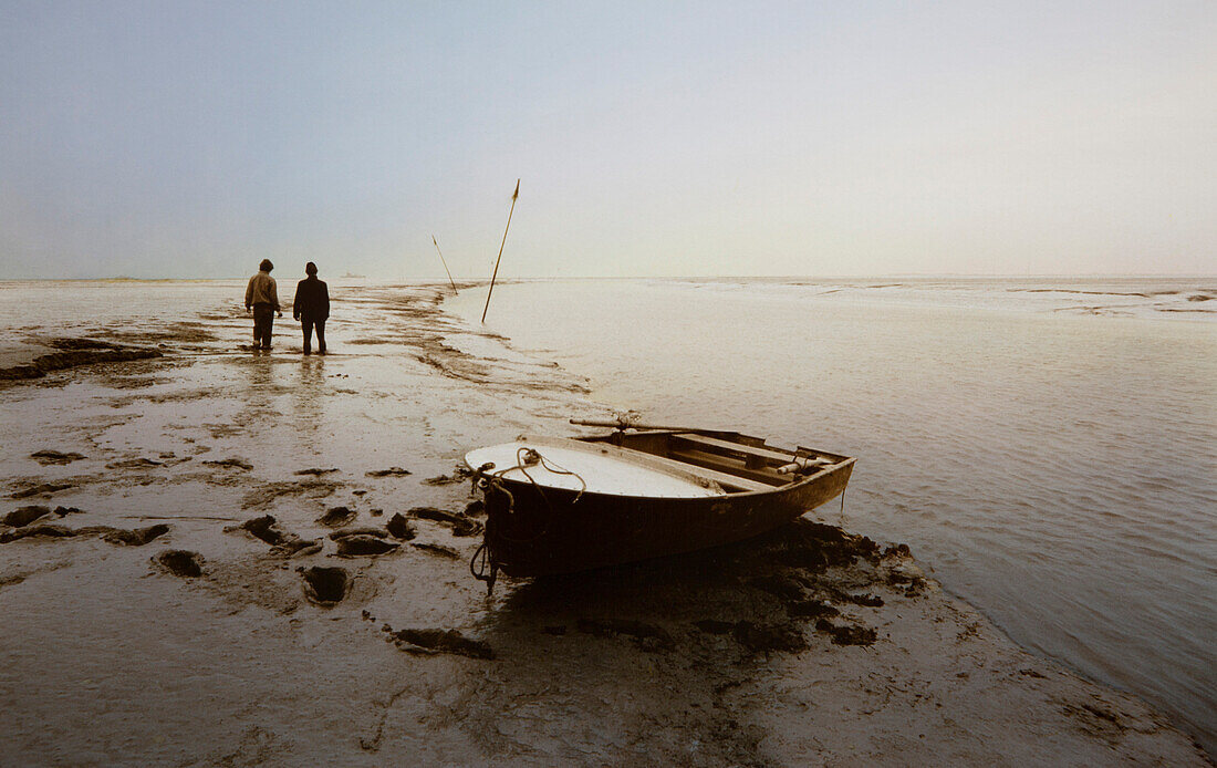 Zwei Männer mit Ruderboot in einem Priel, Ostfriesisches Wattenmeer, Ostfriesland, Nordsee, Niedersachsen, Deutschland, Europa