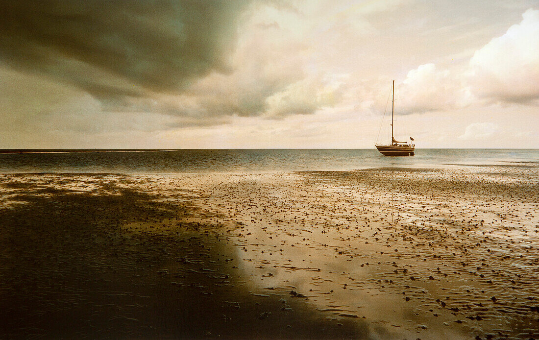 Sail boat at low tide, Neuwerk island, Hamburg Wadden Sea National Park, North Sea, Hamburg, Germany, Europe