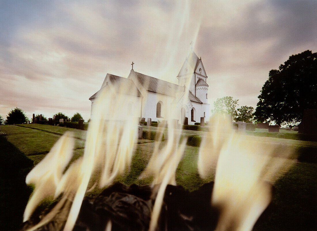 Feuer vor einer Kirche, Skane, Schweden, Europa